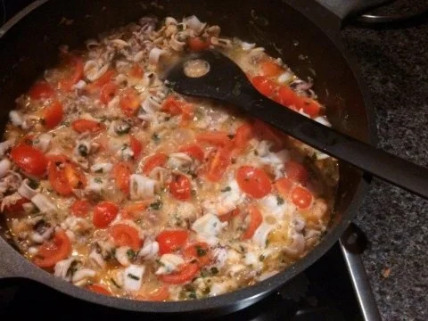 FISCHIGE OBSTPFANNE FÜR CINEASTEN ----- SPAGHETTI FRUTTI DE MARE VARIANTE MARINIERT - Rezept - Bild Nr. 3