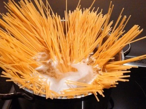 FISCHIGE OBSTPFANNE FÜR CINEASTEN ----- SPAGHETTI FRUTTI DE MARE VARIANTE MARINIERT - Rezept - Bild Nr. 5