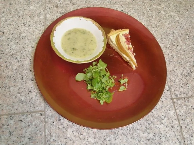 Herzhafte Birnentarte zu Wildkräutersalat & hausgemachter Wildkräutersuppe - Rezept