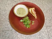 Herzhafte Birnentarte zu Wildkräutersalat & hausgemachter Wildkräutersuppe - Rezept