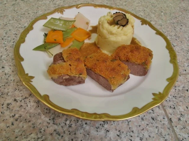 Lamm in Wildkräuterkruste mit Kartoffelpüree & Rautengemüse - Rezept