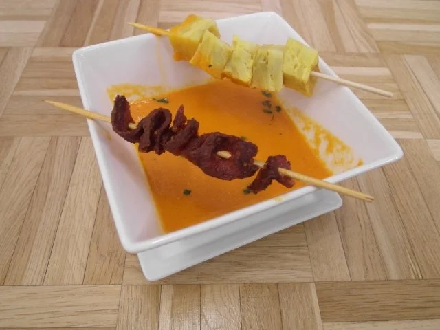 Paprikasüppchen mit Tortillawürfeln und Chorizo-Spieß - Rezept