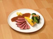 Rosa Barbarie-Entenbrust in Spätburgunder-Jus an Kartoffel-Kürbis-Tarte & Mandel-Brokkoli - Rezept