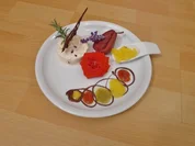 Tannenhonig-Parfait mit Walnusskrokant und Früchte der Saison - Rezept