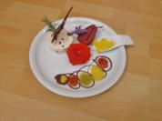 Tannenhonig-Parfait mit Walnusskrokant und Früchte der Saison - Rezept