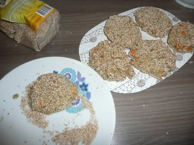 Rezept: Grünkern Burger an Kartoffel - Gemüsestampf und Erdnussbuttersoße ! Bild Nr. 7 Grünkern Burger an Kartoffel - Gemüsestampf und Erdnussbuttersoße ! - Rezept - Bild Nr. 7