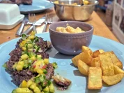 Rinderhack, Pommes, Ananas-Gurken-Salsa, scharfe Majo - Rezept