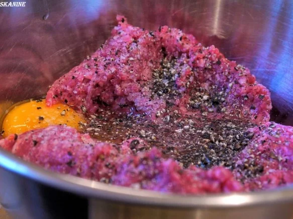 Rinderhack, Pommes, Ananas-Gurken-Salsa, scharfe Majo - Rezept - Bild Nr. 3