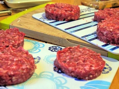 Rinderhack, Pommes, Ananas-Gurken-Salsa, scharfe Majo - Rezept - Bild Nr. 4