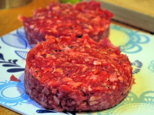 Rinderhack, Pommes, Ananas-Gurken-Salsa, scharfe Majo - Rezept - Bild Nr. 5