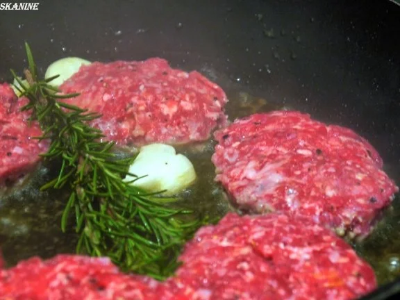 Rinderhack, Pommes, Ananas-Gurken-Salsa, scharfe Majo - Rezept - Bild Nr. 15