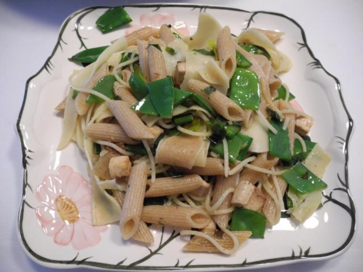 Vegan : Nudel - Pfanne mit Porree und Zuckerschoten - Rezept - kochbar.de