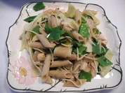 Vegan : Nudel - Pfanne mit Porree und Zuckerschoten - Rezept