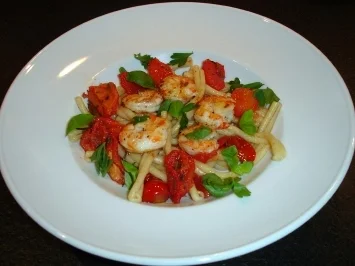 Rezept: Pasta mit Garnelen und zweierlei Tomaten Pasta mit Garnelen und zweierlei Tomaten - Rezept