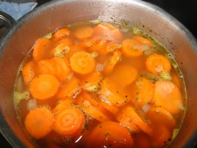 Rezept: Möhrengemüse in Sahnesauce gekocht in Rinderbrühe Bild Nr. 8 Möhrengemüse in Sahnesauce gekocht in Rinderbrühe - Rezept - Bild Nr. 8