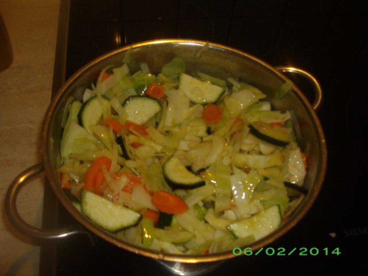 Weißkohlauflauf mit Karotten und Zucchini - Rezept - Bild Nr. 2