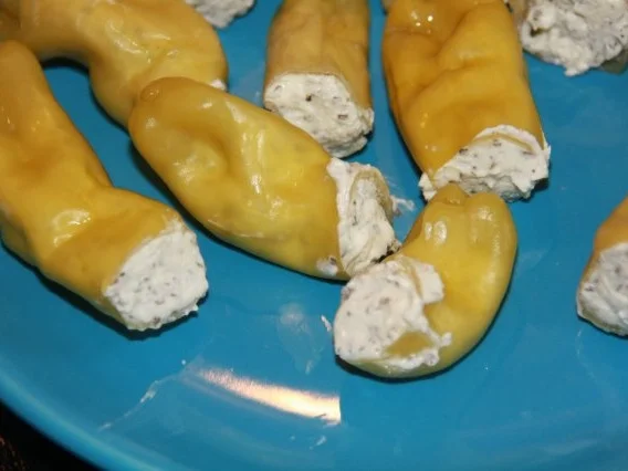 Rezept: Antipasti - Pepperoni gefüllt mit Frischkäse Bild Nr. 7 Antipasti - Pepperoni gefüllt mit Frischkäse - Rezept - Bild Nr. 7