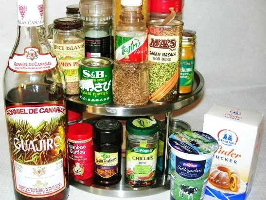 Ananas mit Vanille-Sahne, kanarischem Honig-Rum und Walnusseis - Rezept