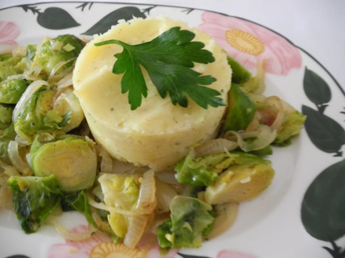 Vegan : Kartoffelstampf auf Zwiebel - Rosenkohl - Bett - Rezept - Bild Nr. 3