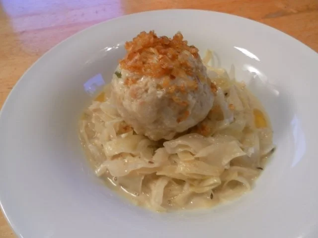Rezept: Original Tiroler Kasknödel mit Weinkraut Original Tiroler Kasknödel mit Weinkraut - Rezept