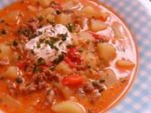 Suppen/Eintöpfe: Griechischer Zwiebel-Hack-Eintopf mit Feta und Sesam-Schmand-Creme - Rezept