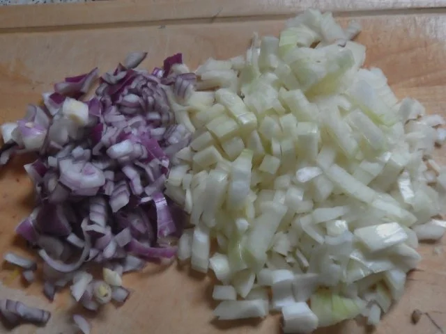 Suppen/Eintöpfe: Griechischer Zwiebel-Hack-Eintopf mit Feta und Sesam-Schmand-Creme - Rezept - Bild Nr. 2