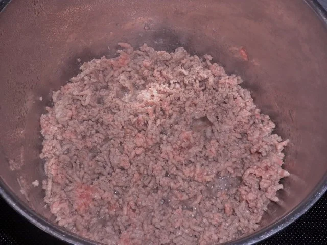 Suppen/Eintöpfe: Griechischer Zwiebel-Hack-Eintopf mit Feta und Sesam-Schmand-Creme - Rezept - Bild Nr. 4