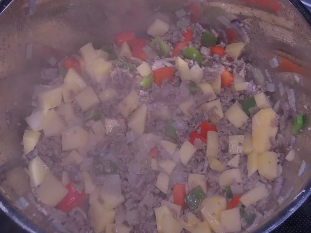 Suppen/Eintöpfe: Griechischer Zwiebel-Hack-Eintopf mit Feta und Sesam-Schmand-Creme - Rezept - Bild Nr. 6