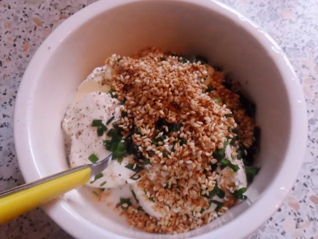 Suppen/Eintöpfe: Griechischer Zwiebel-Hack-Eintopf mit Feta und Sesam-Schmand-Creme - Rezept - Bild Nr. 8