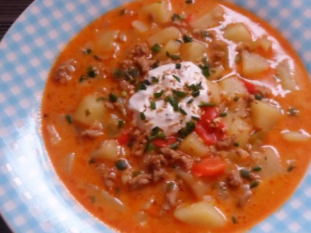 Suppen/Eintöpfe: Griechischer Zwiebel-Hack-Eintopf mit Feta und Sesam-Schmand-Creme - Rezept - Bild Nr. 11