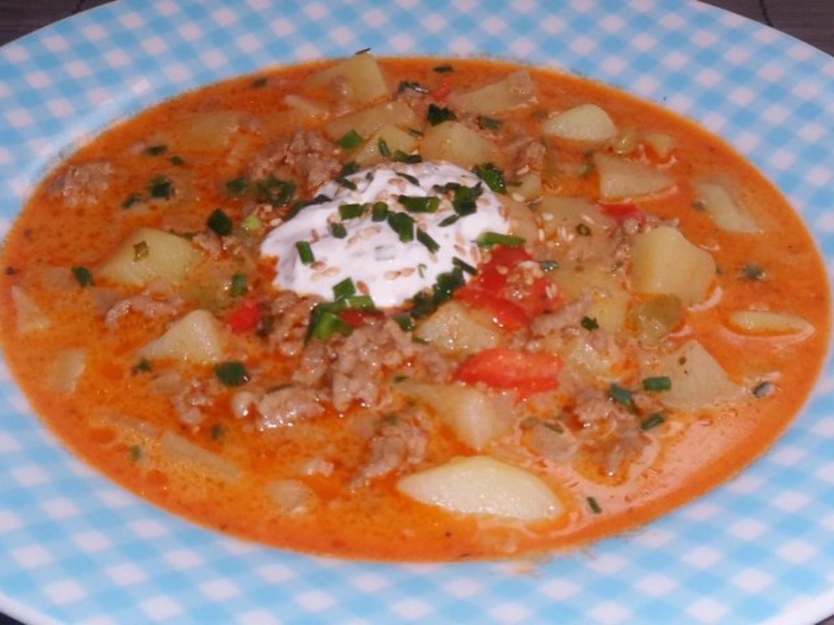 Suppen/Eintöpfe: Griechischer Zwiebel-Hack-Eintopf mit Feta und Sesam-Schmand-Creme - Rezept - Bild Nr. 12
