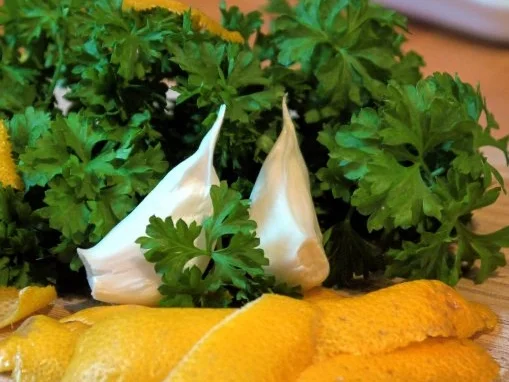 Skrei-Kotelett auf Linsen-Fenchel-Apfel-Gemüse und Gremolata-Pesto - Rezept - Bild Nr. 2