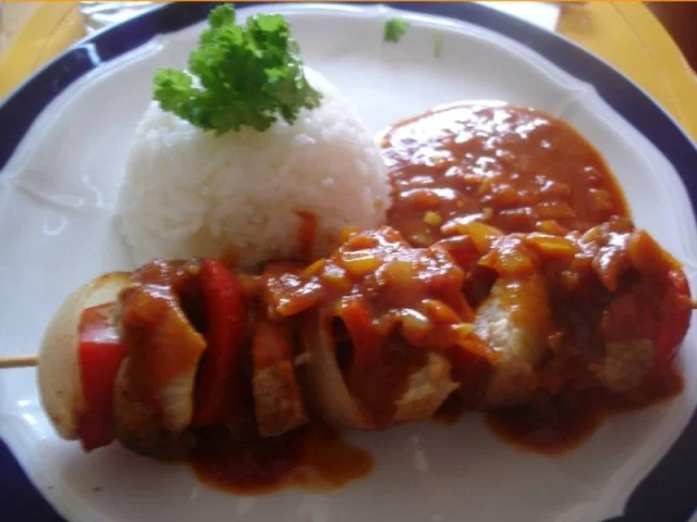 Schweinefiletschaschlik mit Reis und selbstgemachter Currysauce - Rezept