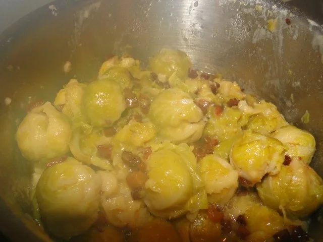 Rezept: Schinkenschweinebraten in Weissweinsauce mit Zwiebeln und Rosenkohl Bild Nr. 10 Schinkenschweinebraten in Weissweinsauce mit Zwiebeln und Rosenkohl - Rezept - Bild Nr. 10