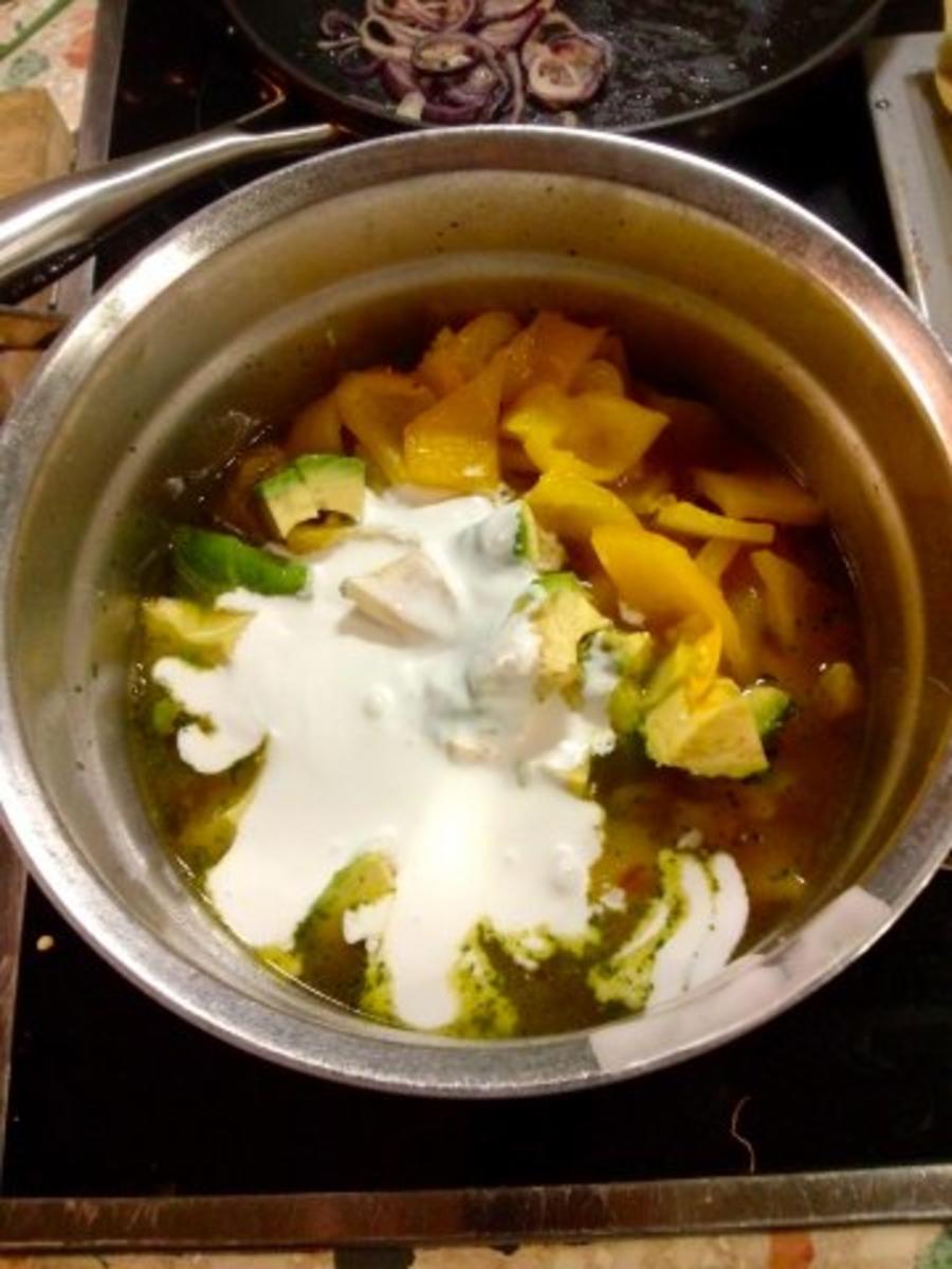 gelbe Paprika-Avocado-Suppe mit zweierlei Topping - Rezept - Bild Nr. 3