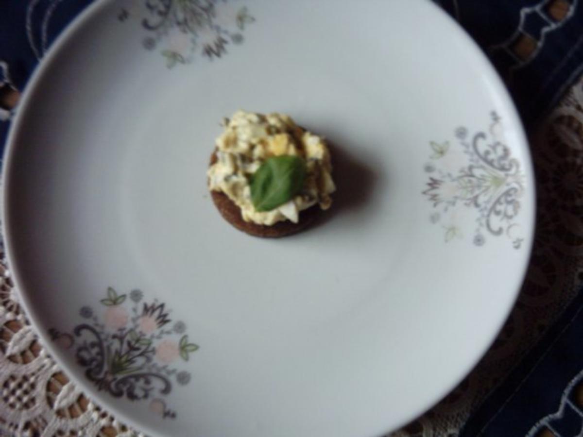 Eiersalat auf Partypumpernickel - Rezept - kochbar.de