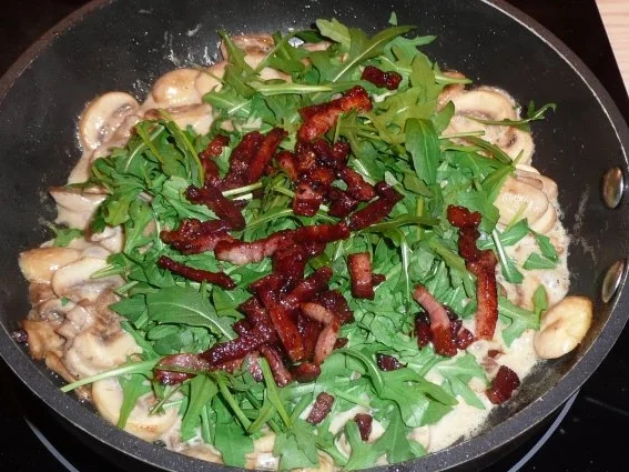 Champignons mit Rucola und Bacon-Streifen - Rezept