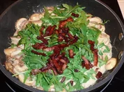 Champignons mit Rucola und Bacon-Streifen - Rezept