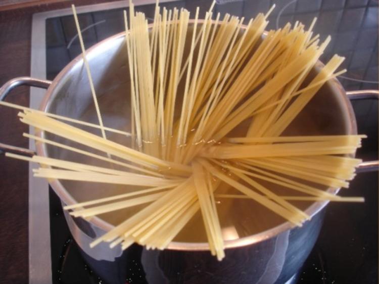 Spaghetti mit Hähnchenbrustfilet Champignonsauce - einfach - von MausVoh