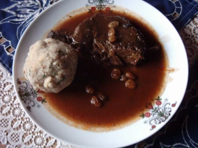 Rezept: Sauerbraten mit Semmelknödel Sauerbraten mit Semmelknödel - Rezept