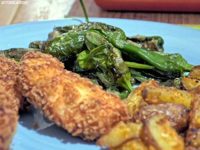Verschärfte Hähnchennuggets, rauchige Kartoffeln und Pimentos de Padron - Rezept - Bild Nr. 16
