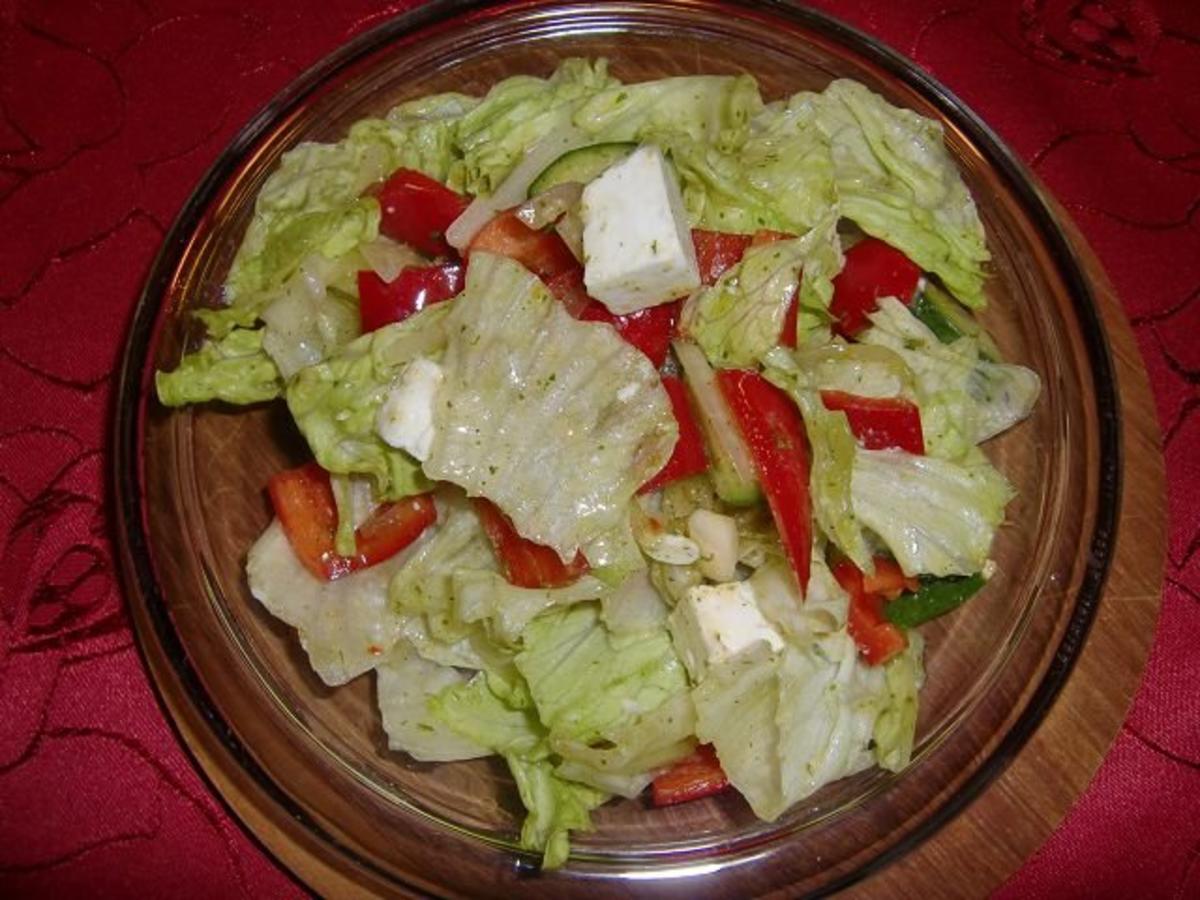 Griechischer Salat mit Sweet Snack-Paprika und Feta-käse - Rezept ...