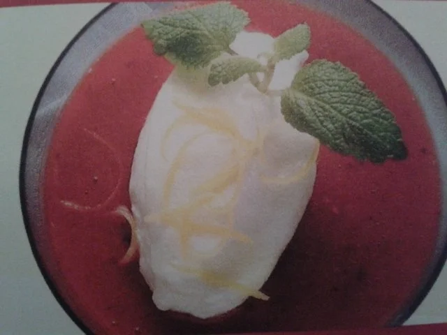 "Schwimmende Insel" auf Erdbeerpüree - Rezept