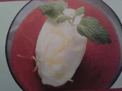 "Schwimmende Insel" auf Erdbeerpüree - Rezept