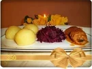 Schmackhafte Rinderrouladen mit  Rotkohl und Klößen - Rezept