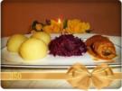 Schmackhafte Rinderrouladen mit  Rotkohl und Klößen - Rezept