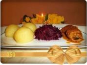 Rezept: Schmackhafte Rinderrouladen mit Rotkohl und Klößen Schmackhafte Rinderrouladen mit Rotkohl und Klößen - Rezept
