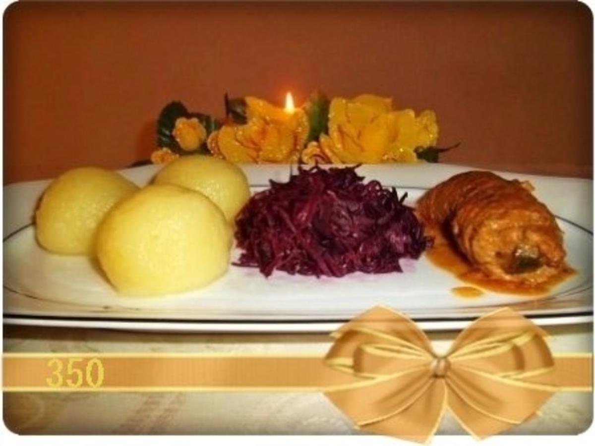 Schmackhafte Rinderrouladen mit Rotkohl und Klößen - Rezept - kochbar.de