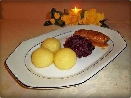 Rezept: Schmackhafte Rinderrouladen mit Rotkohl und Klößen Bild Nr. 2 Schmackhafte Rinderrouladen mit Rotkohl und Klößen - Rezept - Bild Nr. 2