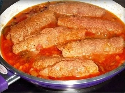 Rezept: Schmackhafte Rinderrouladen mit Rotkohl und Klößen Bild Nr. 10 Schmackhafte Rinderrouladen mit Rotkohl und Klößen - Rezept - Bild Nr. 10